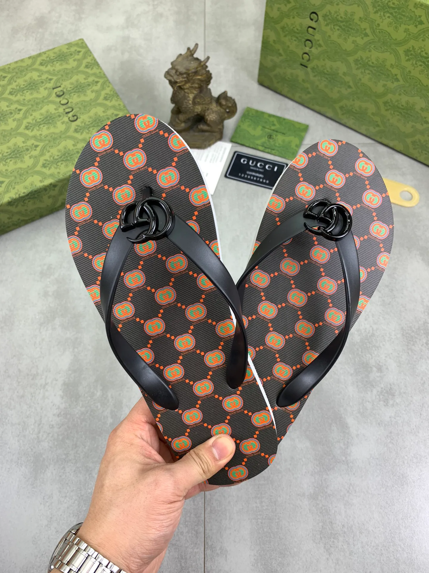 Men's men's shoes 💰P220💰【New style】🆘【GUCCI】Official website's popular Gucci adult couple 🧑‍🤝‍🧑 style, children's flip-flops are on sale at the counter simultaneously! Original fabric imported from Italy. Original bottom provided by the original factory. Size: Adult 36-45. Children’s size: 30-37. Multiple colors available.